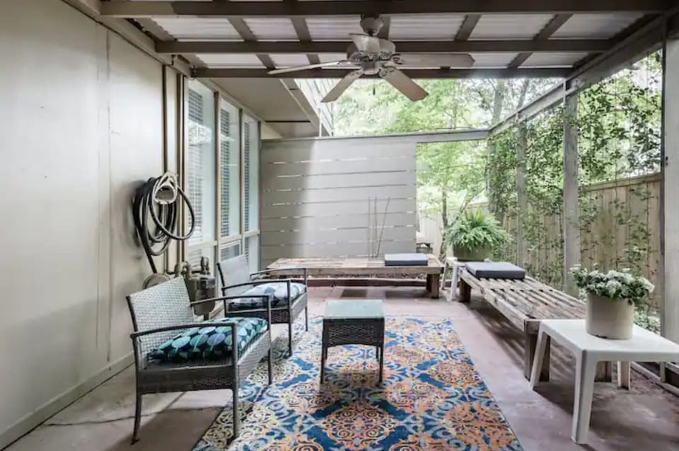 A SERENE AND PRIVATE PATIO OFF THE LIVING ROOM