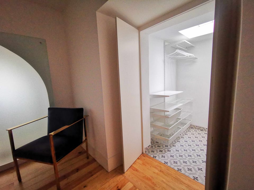 Vista closet do quarto.