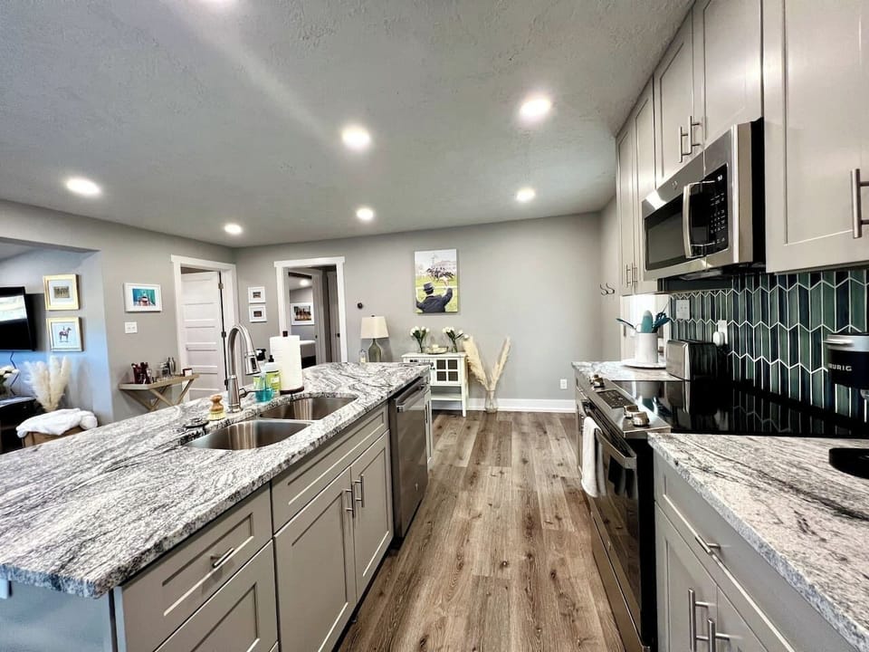 Gourmet Kitchen: Whip up delicious meals with modern appliances and stunning granite countertops!