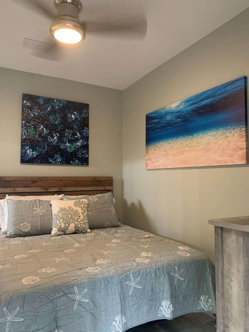 Downstairs queen bedroom.  Signature sleep core 10 in gel memory foam mattress. 