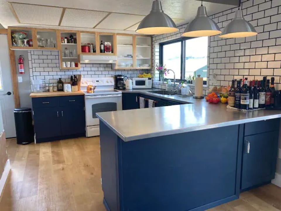 stainless steel countertops, great kitchen to cook