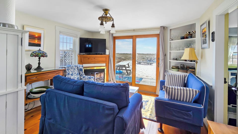 Bright and cozy cottage has direct access to the bay beach