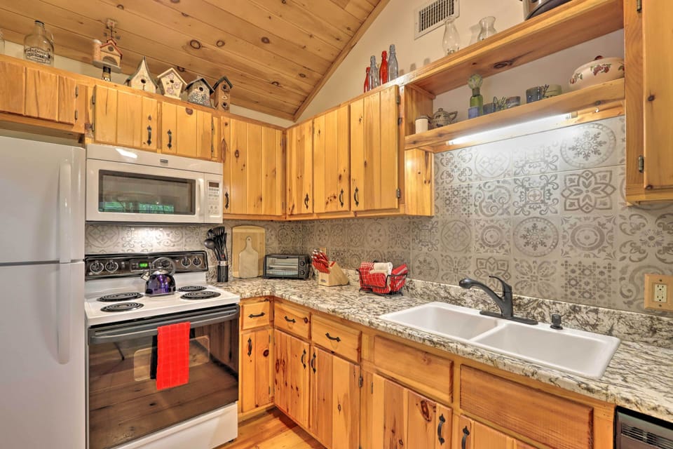 Kitchen | Dishware & Flatware Provided