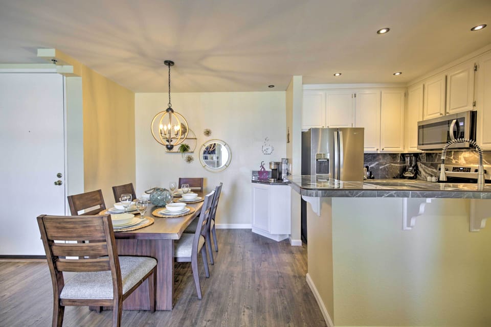 Dining Area | Dishware/Flatware Provided