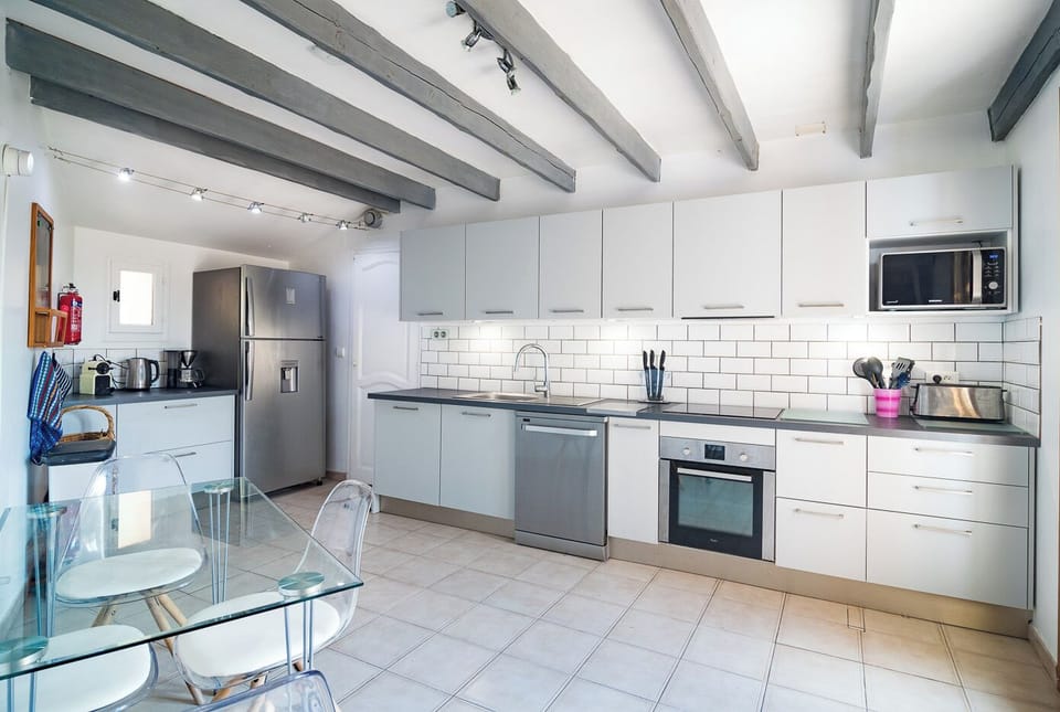 Spacious, fully equipped modern kitchen