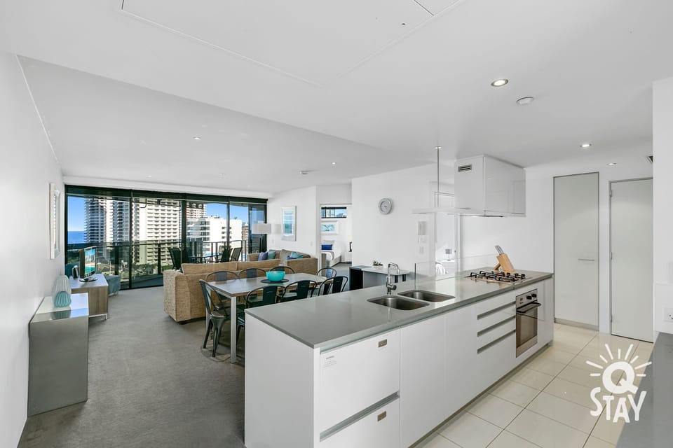 Fully equipped kitchen with modern furnishings 🍽