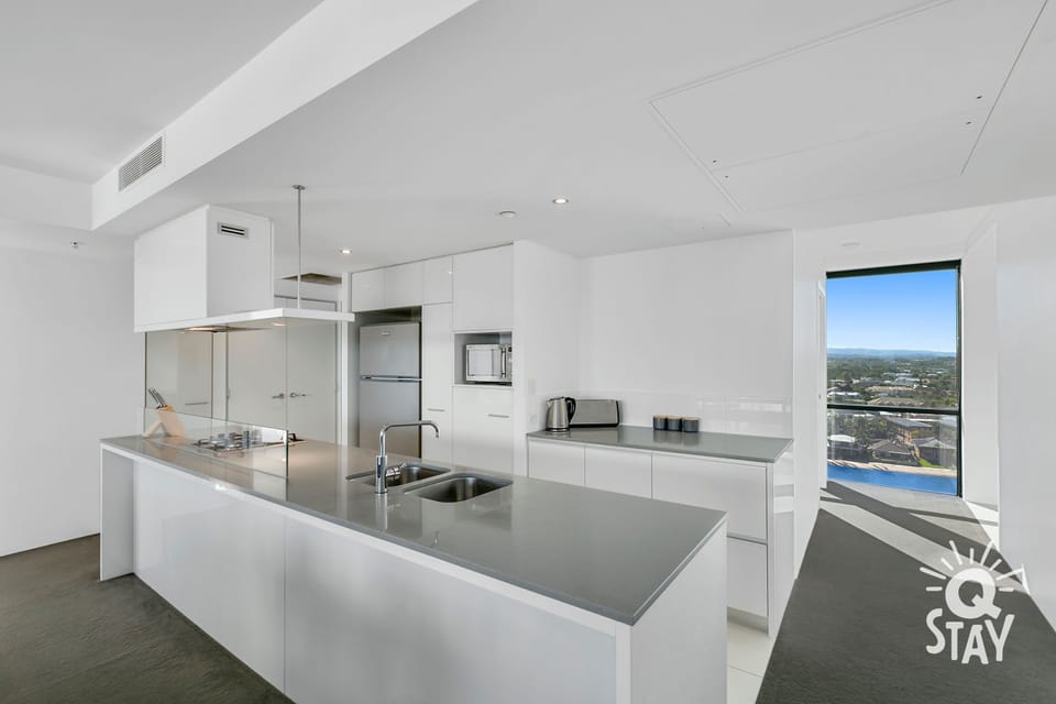 Fully equipped kitchen with modern furnishings 🍽