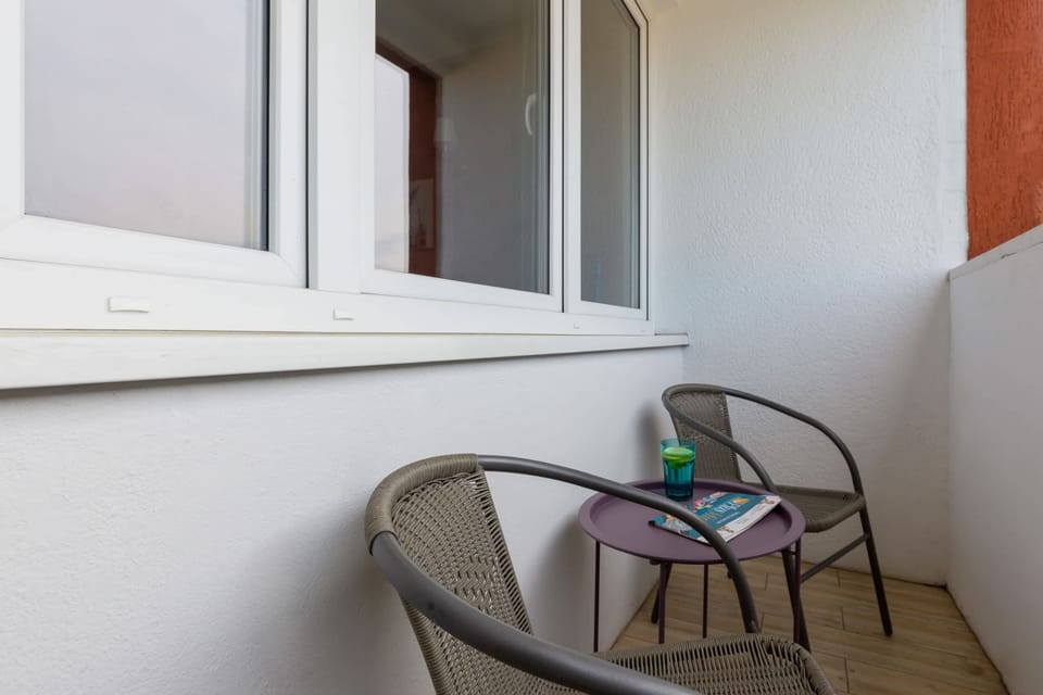 The balcony's stylish design ensures a pleasant stay. 