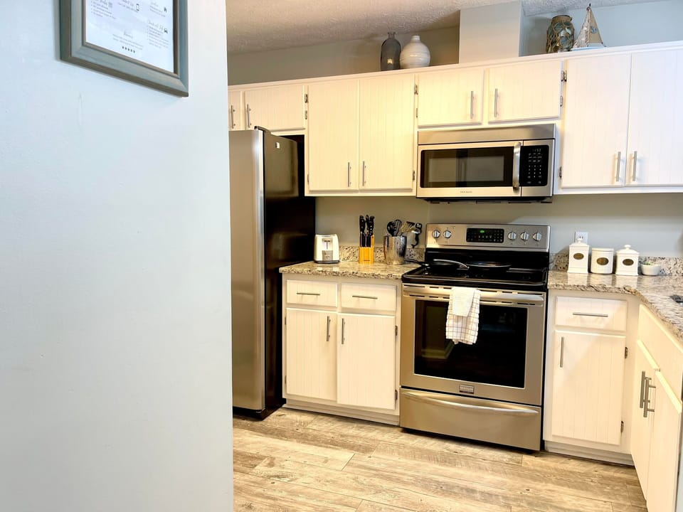 Fully equipped kitchen with full size appliances