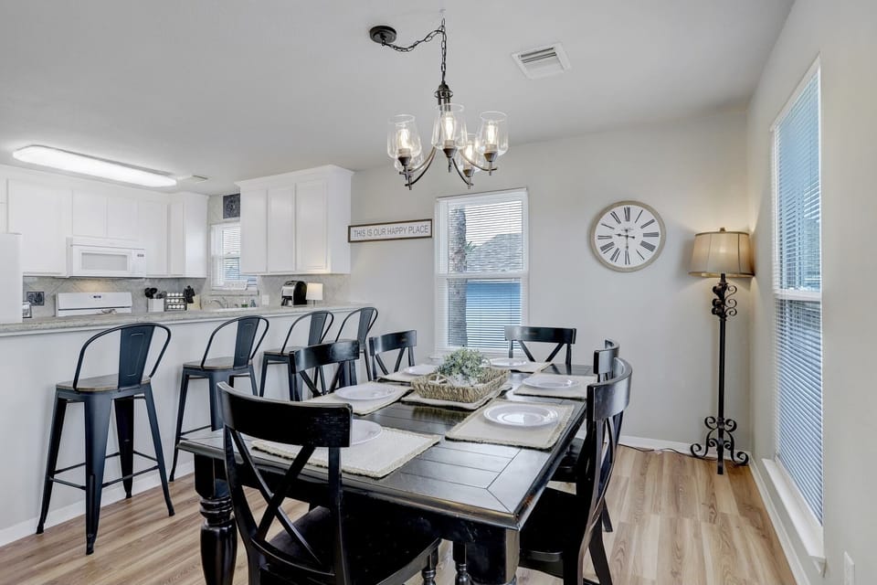 Table setting that can seat 6, or you can eat comfortably at the bar! 