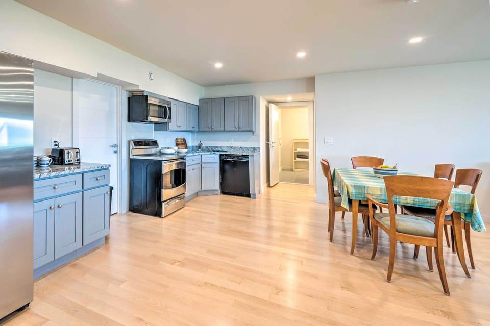 Kitchen | Dining Area | Toaster