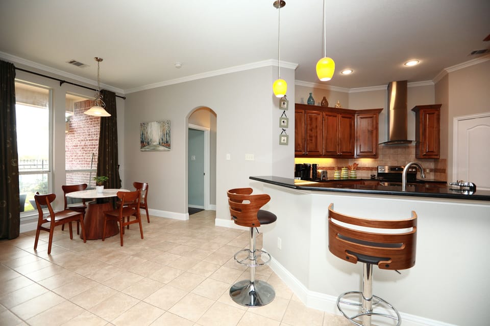 Kitchen and breakfast area