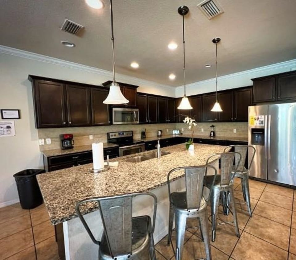 full equipped kitchen with island bar 
