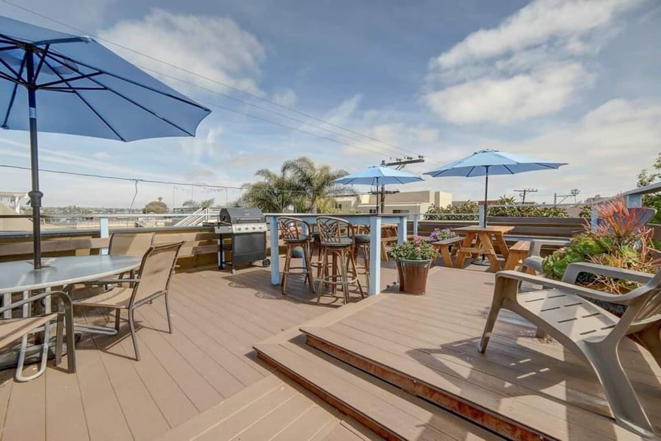 Rooftop terrace features plenty of seating, umbrellas for shade, barbecue for grilling, and a view of Mission Bay. (The rooftop patio is shared by 4 units.) 