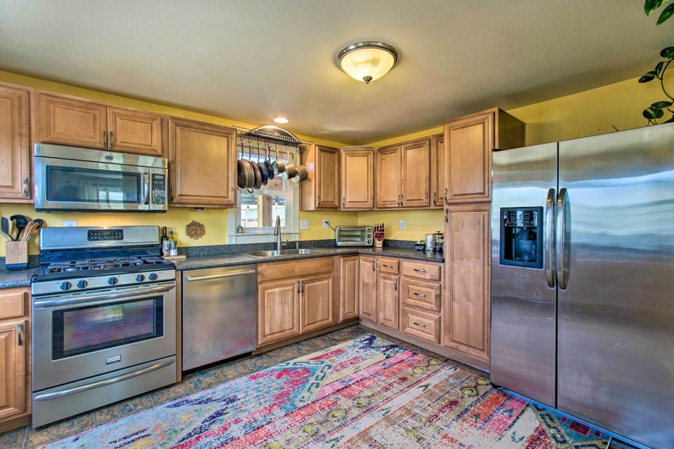 Full Kitchen | Dishwasher | Gas Range | Fridge w/ Ice Maker