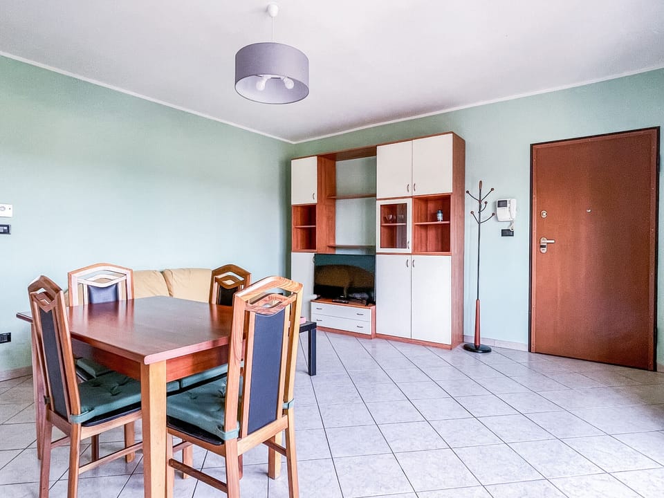 Living room with kitchenette, equipped with sofa bed and flat screen TV