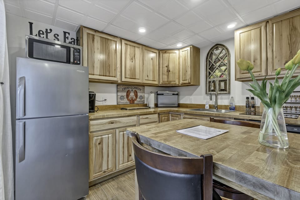 Full kitchenette w/ fridge, dishwasher, induction cooktop, airfryer, etc.