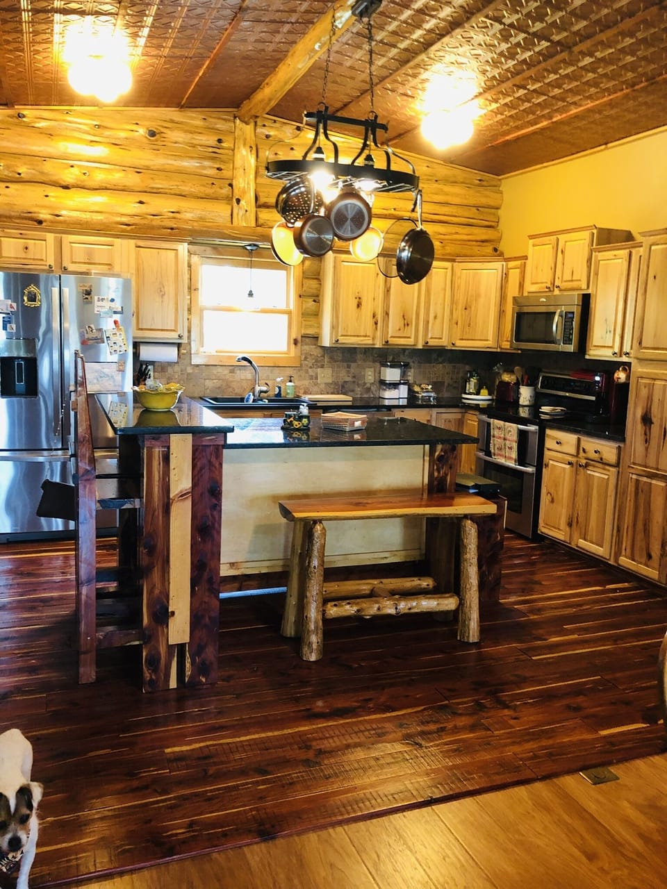 Fully equipped Kitchen with counter seating for 4