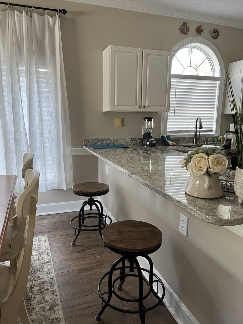 Kitchen bar with 2 bar stools