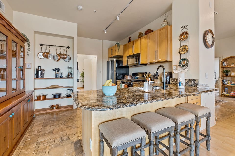 Keep the cook company or enjoy a coffee at the bar on cushioned counter stools.
