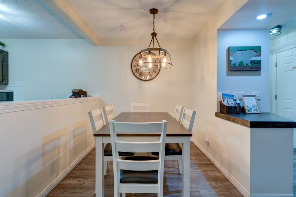 The dining room for 6.