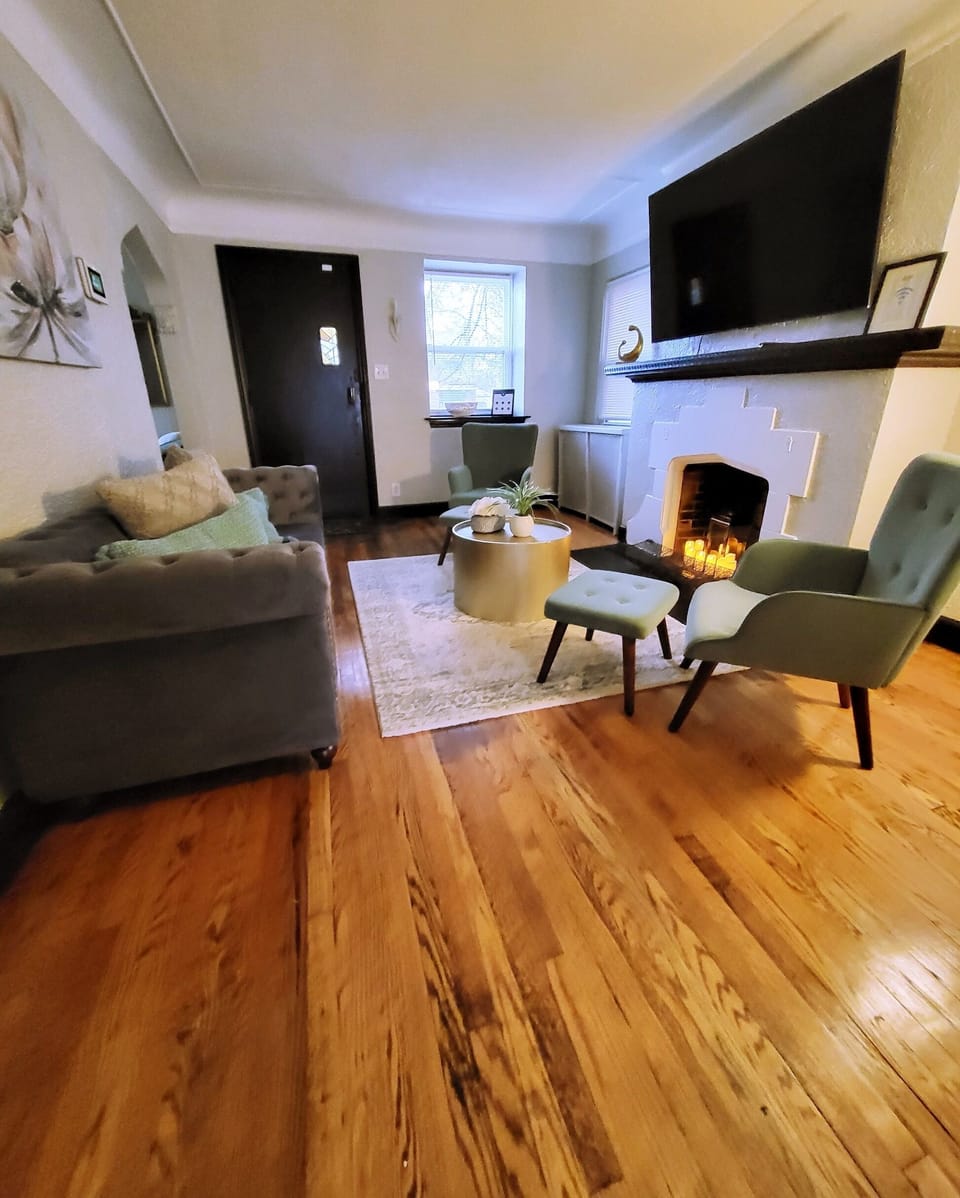 Living/Family room with 60in Smart TV