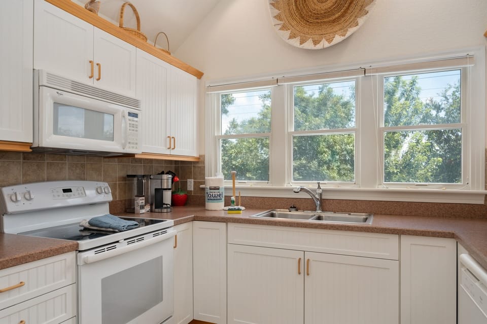 Well stocked kitchen with lots of space to prepare meals!