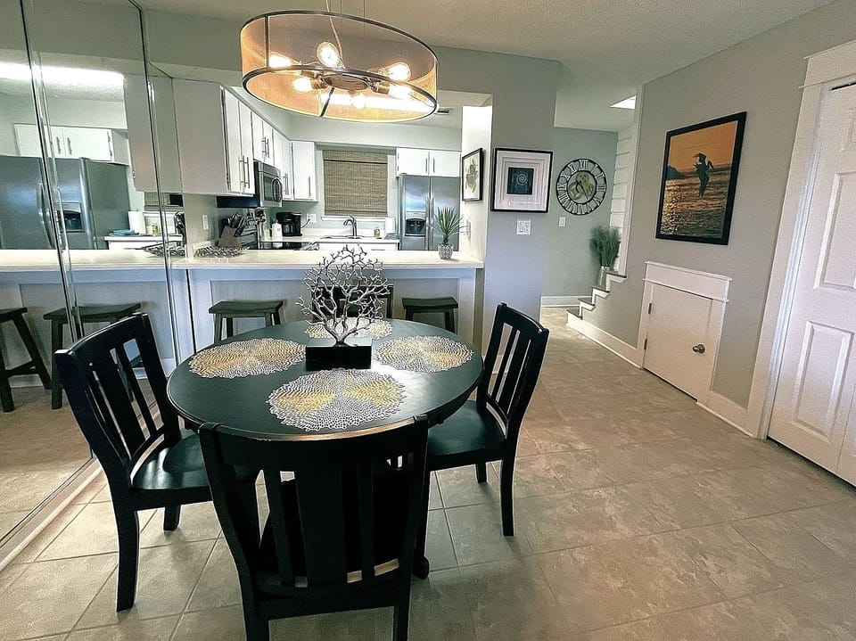 Dining area includes table for 4, plus 3 extra barstools at the counter