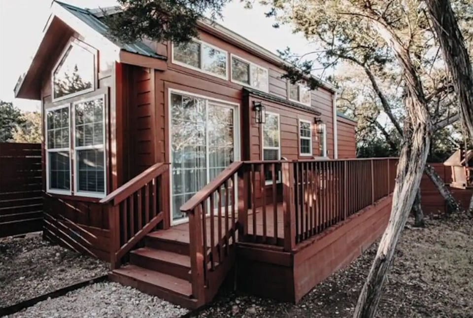The Longhorn Cabin with queen bdrm and upstairs loft with 2 twin beds