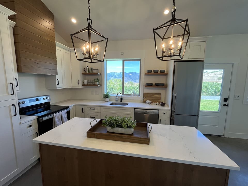 Full size kitchen and appliances