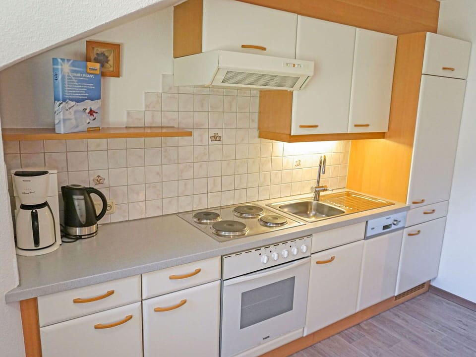 Water, Plant, Building, Daytime, Property, Sky, Swimming Pool, Azure, Tree, Body Of Water