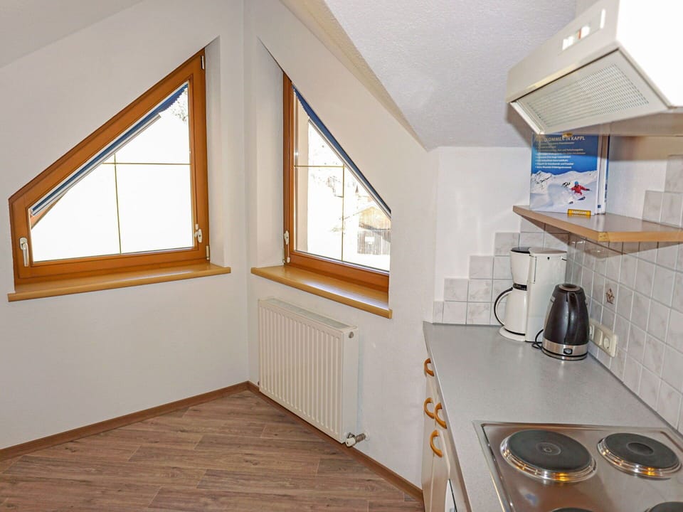 Water, Plant, Building, Daytime, Property, Sky, Swimming Pool, Azure, Tree, Body Of Water