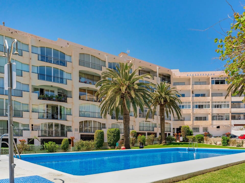 Water, Plant, Building, Daytime, Property, Sky, Swimming Pool, Azure, Tree, Body Of Water