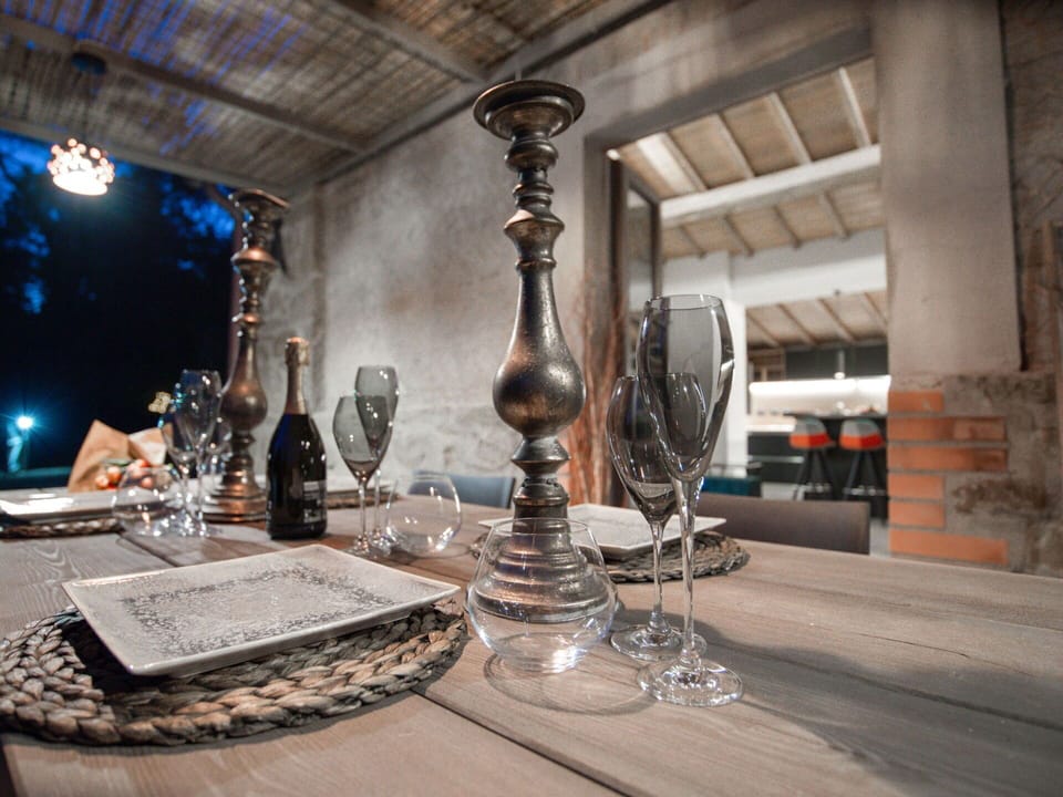 Table, Building, Tableware, Lighting, Interior Design, Barware, Wood, Flooring, Stemware, Chair