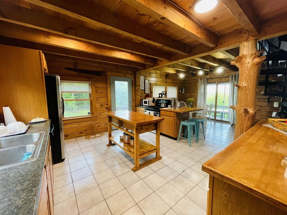 Open kitchen & dining room space.
