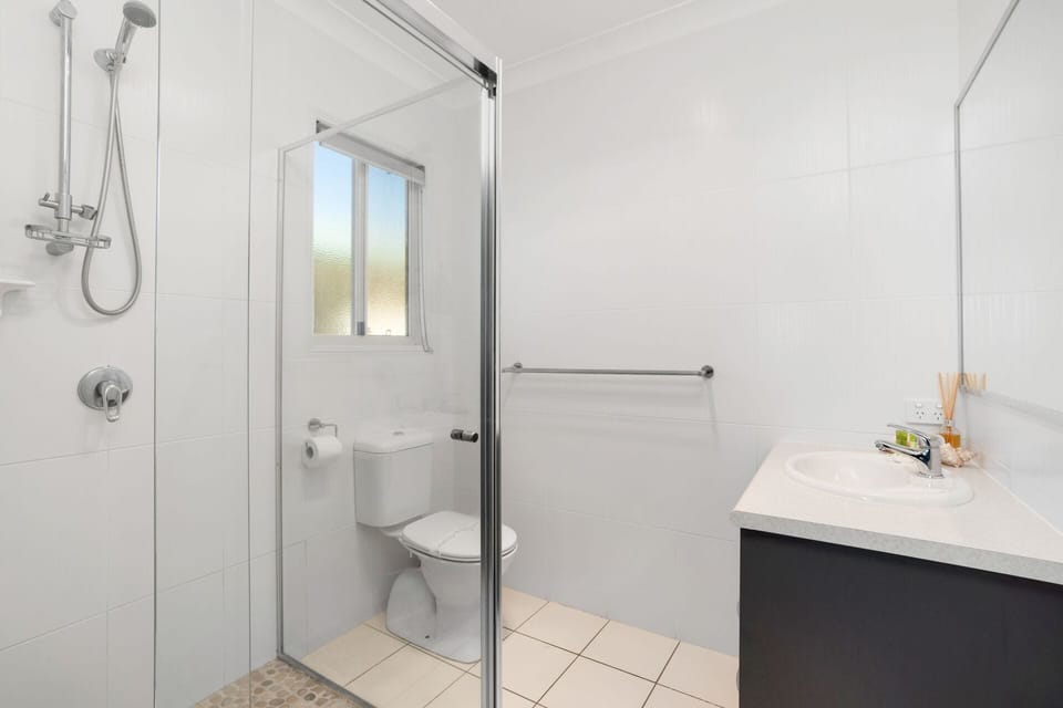 Ensuite bathroom- Connected to main bedroom (bedroom 1)