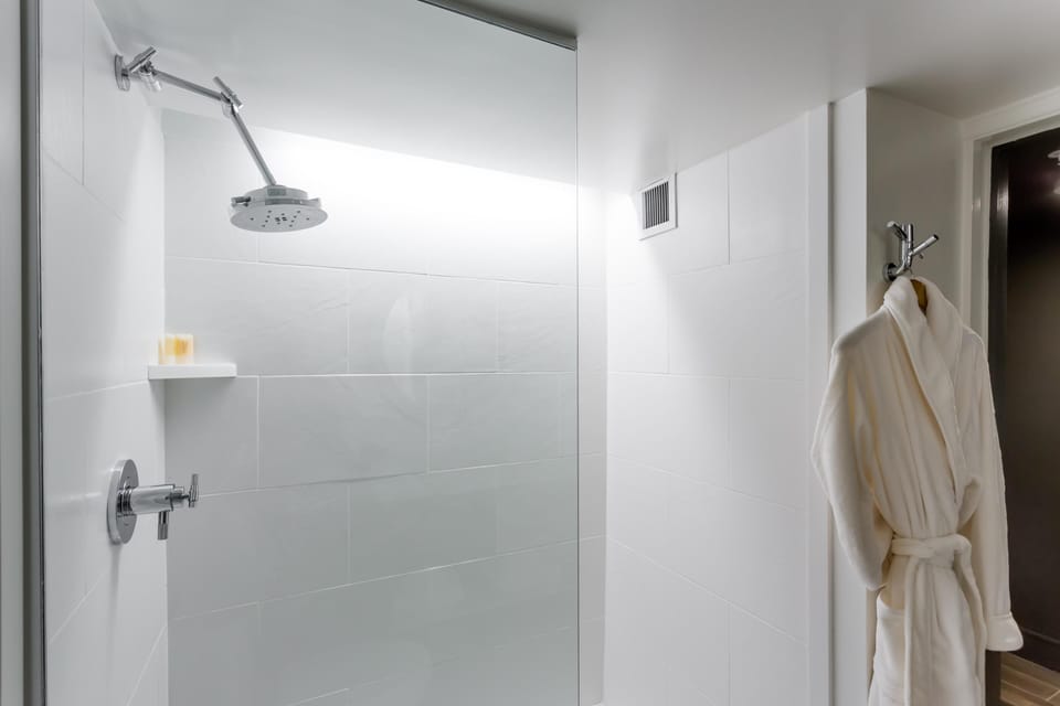 ARC Standard 2 Queen Bathroom 4 6