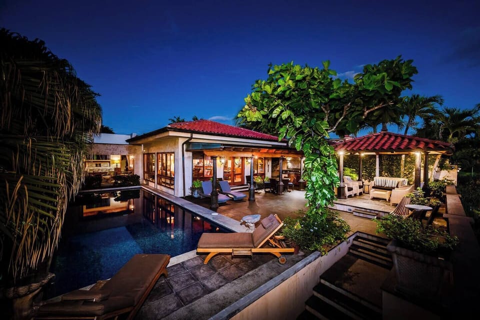 Beachfront villa in Langosta with stunning Costa Rican design, offering direct access to the sand and surf—a perfect spot for a relaxing Tamarindo getaway.
