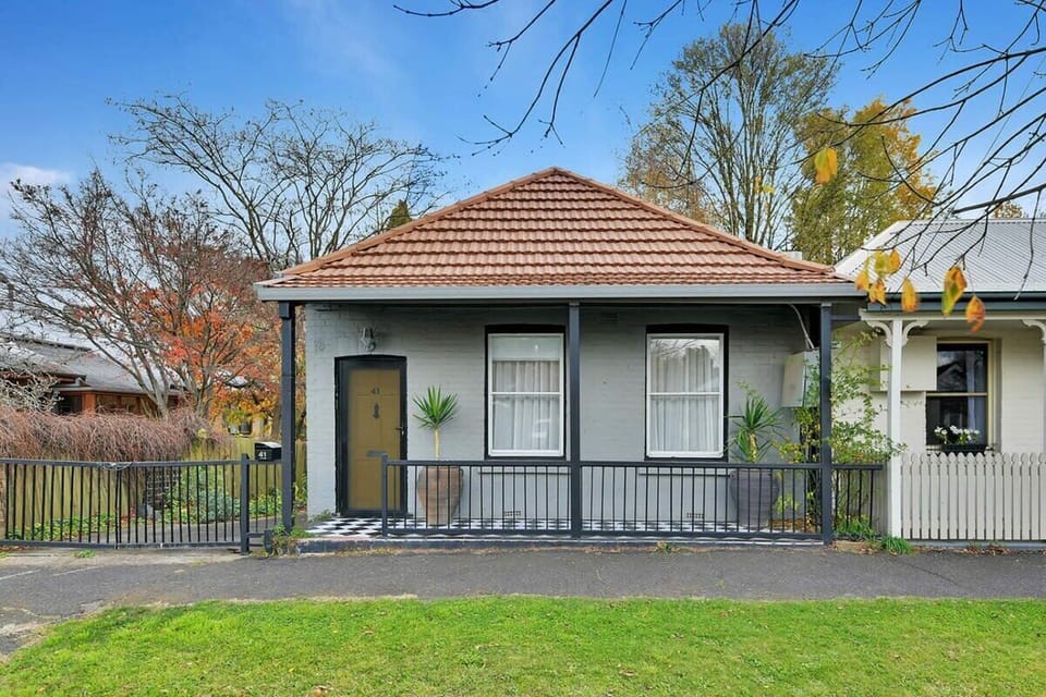 Heritage and historical cottage near the CBD, close to world class vineyards, caves, national parks, golfing, hiking/walking tracks and Lake Canobolas. 