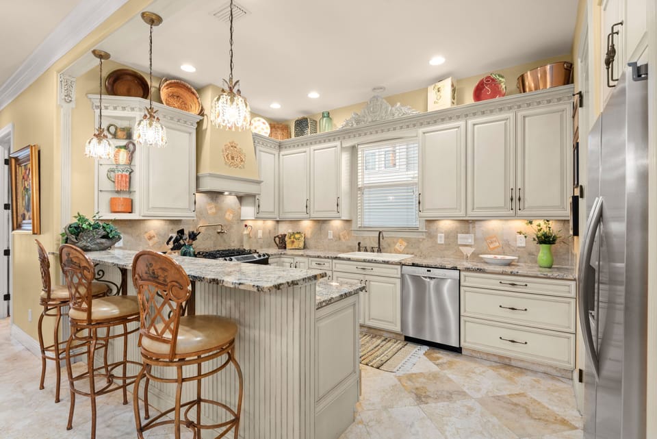 🍳 Gourmet Kitchen with stainless steel appliances and bar seating