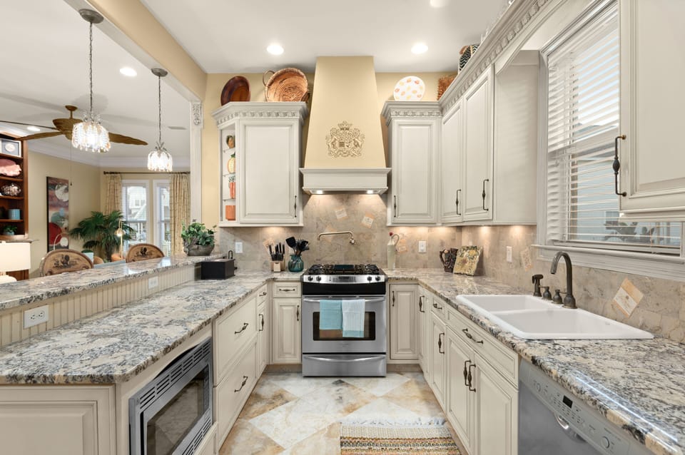 🍳 Gourmet Kitchen with stainless steel appliances and bar seating