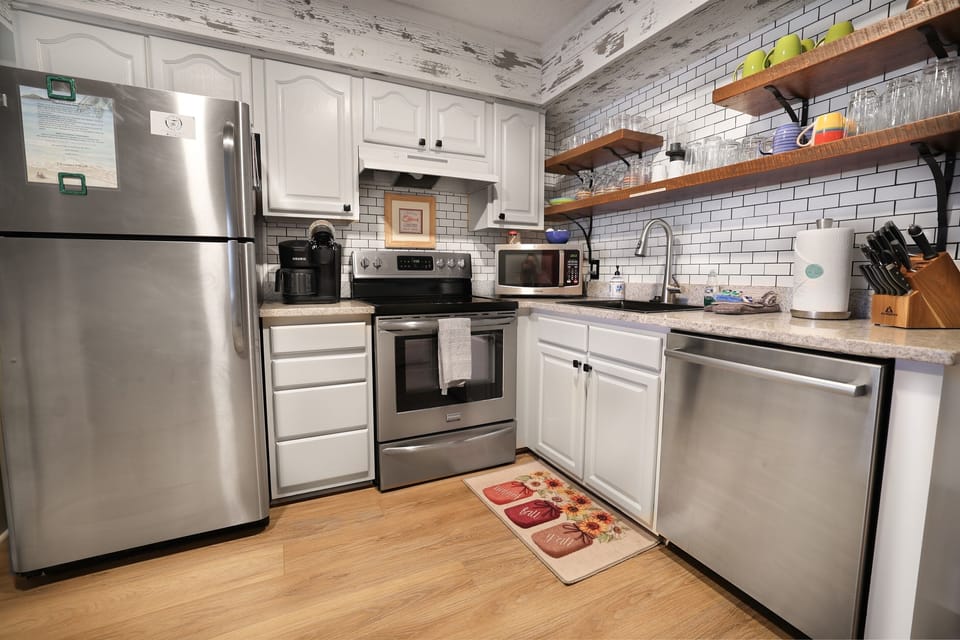 Full Kitchen, updated with stainless steel appliances