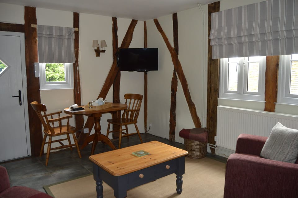 Willow cottage lounge/dining area
