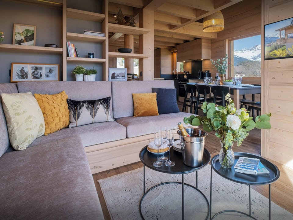 Lounge/Dining