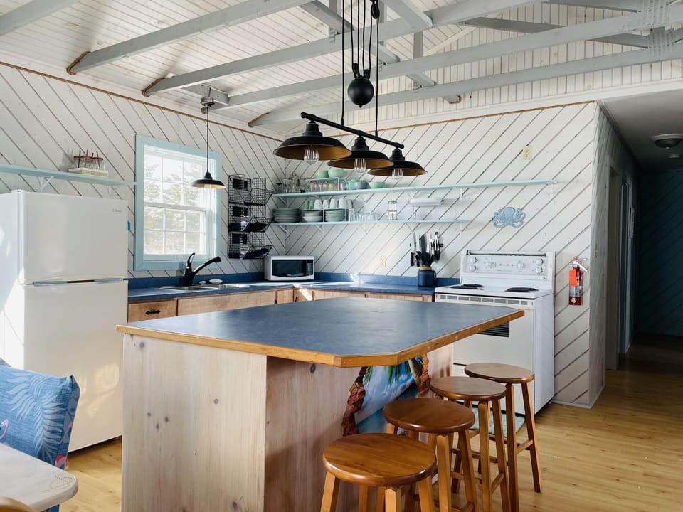 Full kitchen with dishwasher in Island