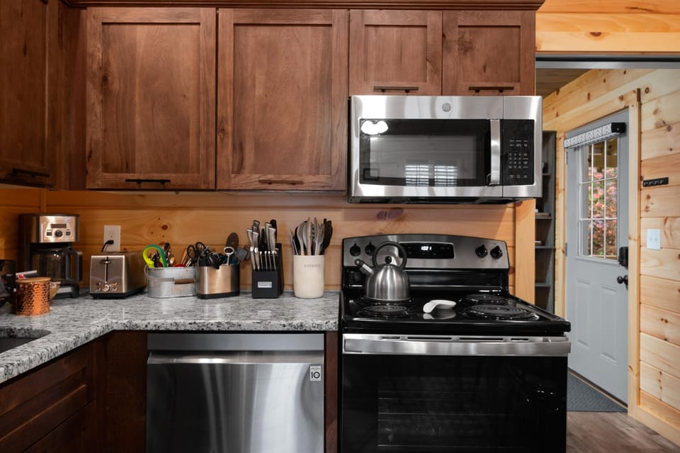 Full kitchen for all your cooking needs. 