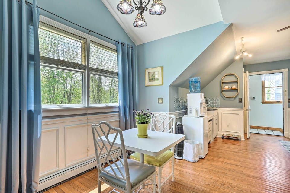 Dining Area | Dishware/Flatware Provided