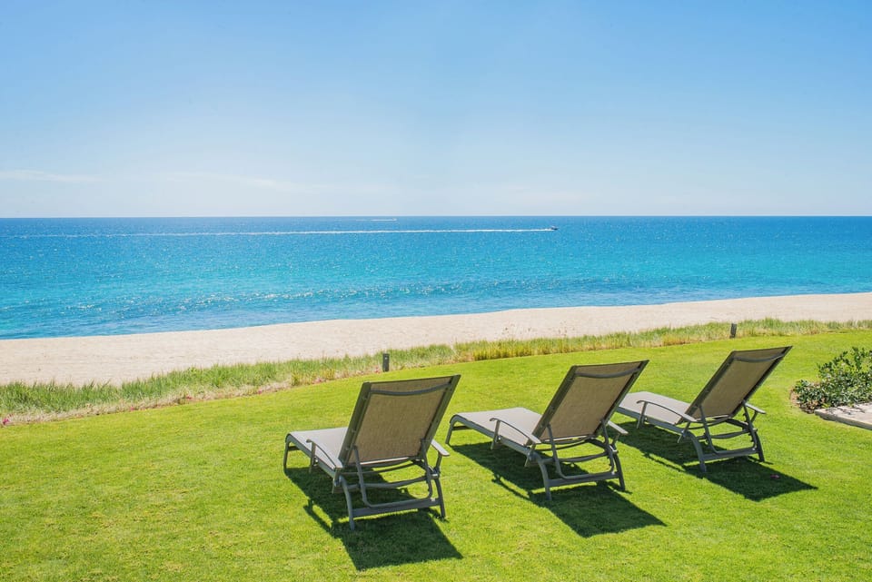 Lounge area with ocean front view (1)