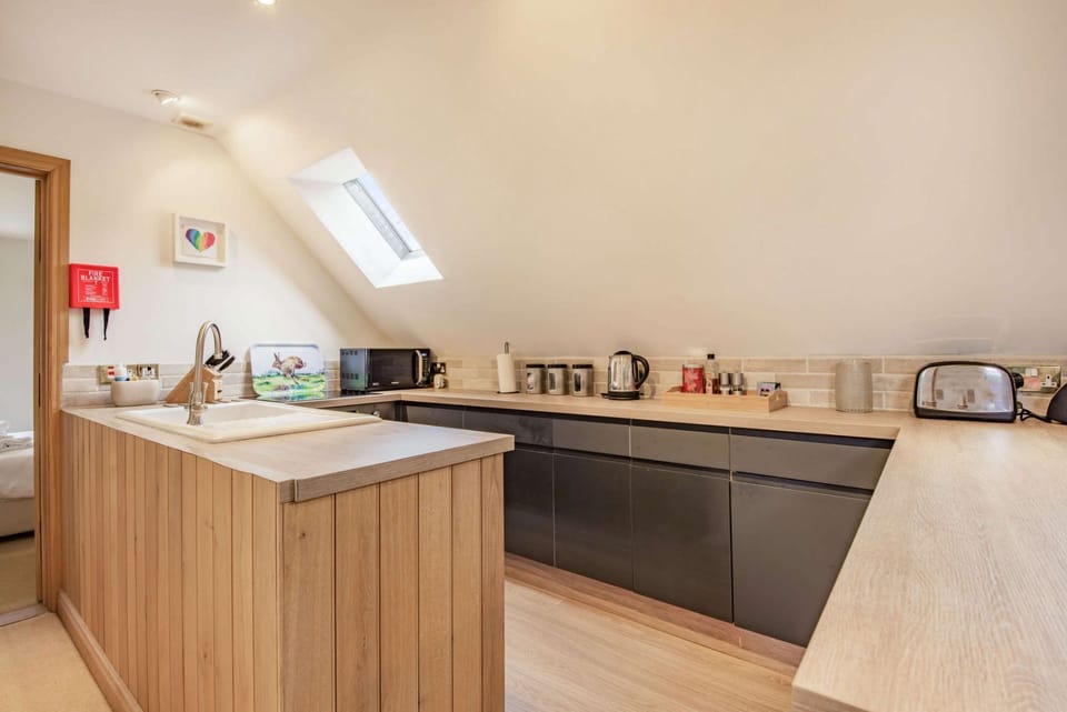Rainbow Barns Kitchen - StayCotswold