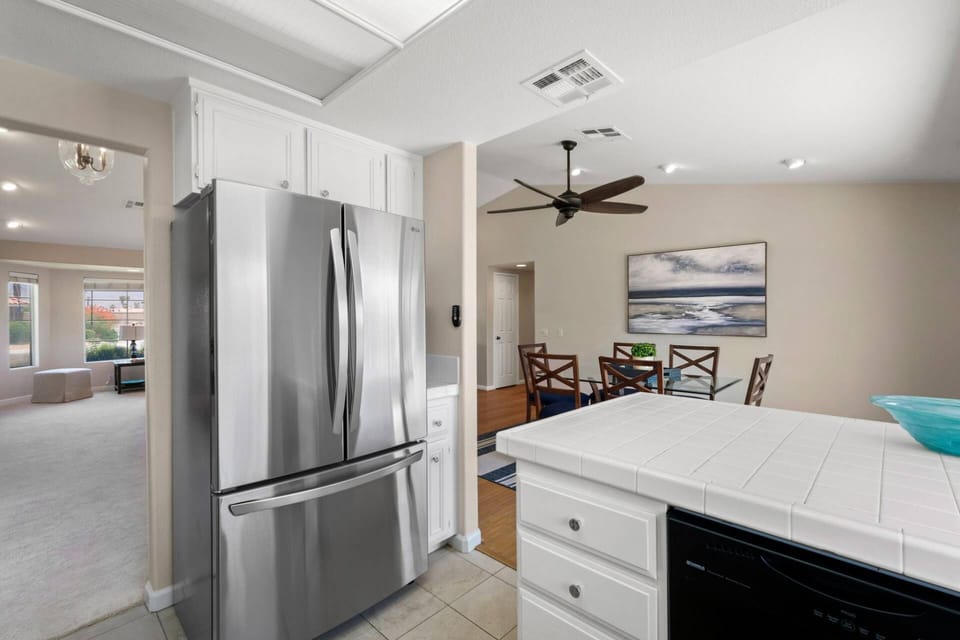 Kitchen & Breakfast Bar